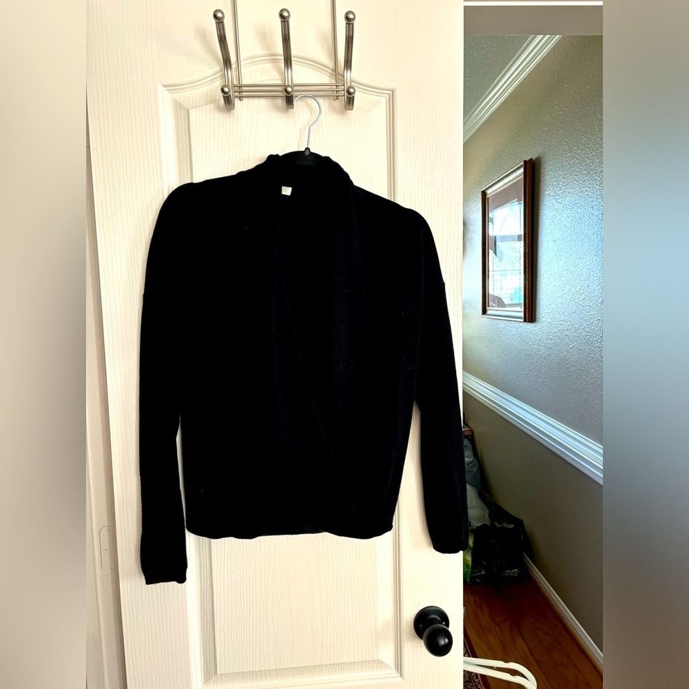 JOIE. Size small. Beautiful. pull over. V-neck twisted‎ top super soft.
